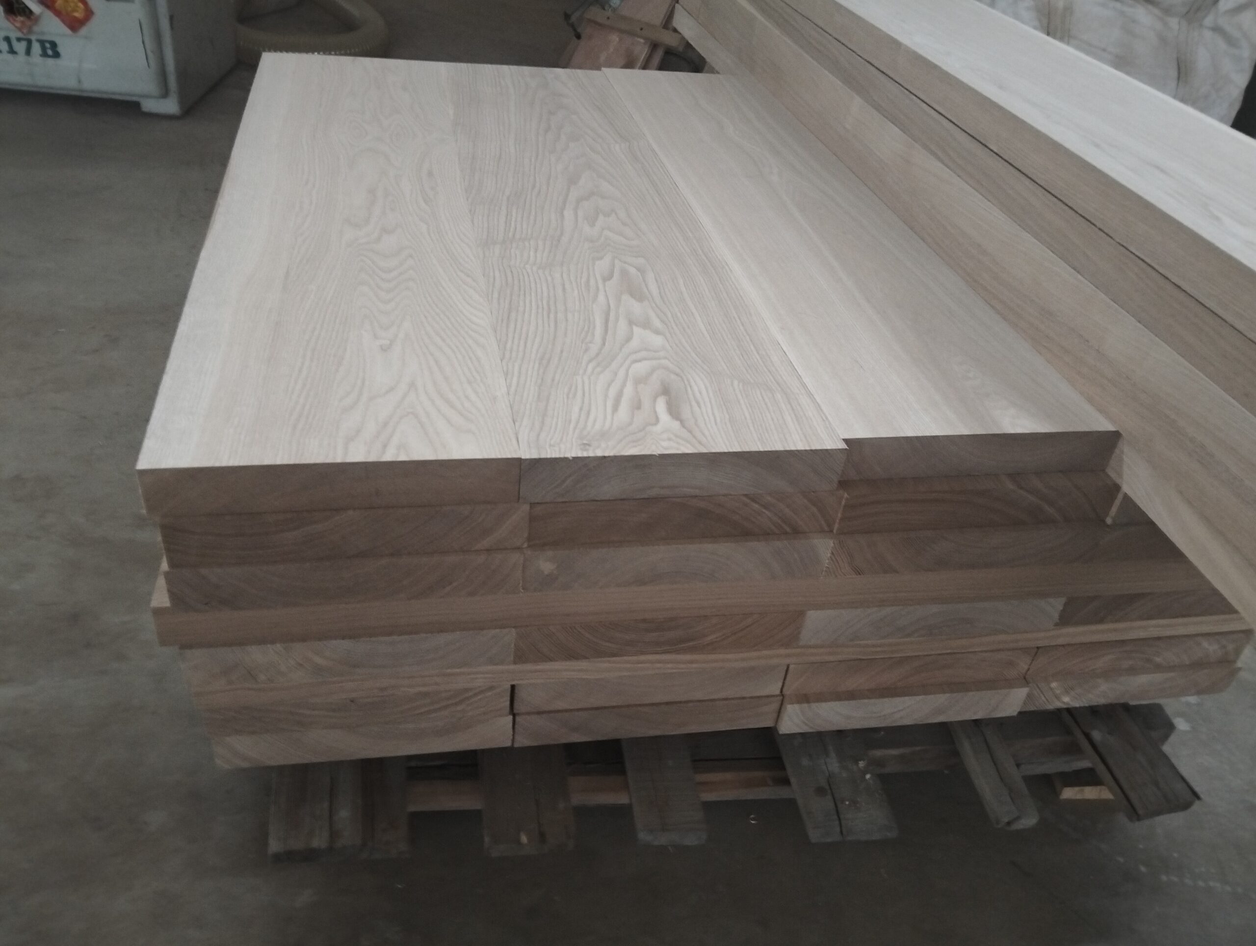 one piece oak stair tread side view detail