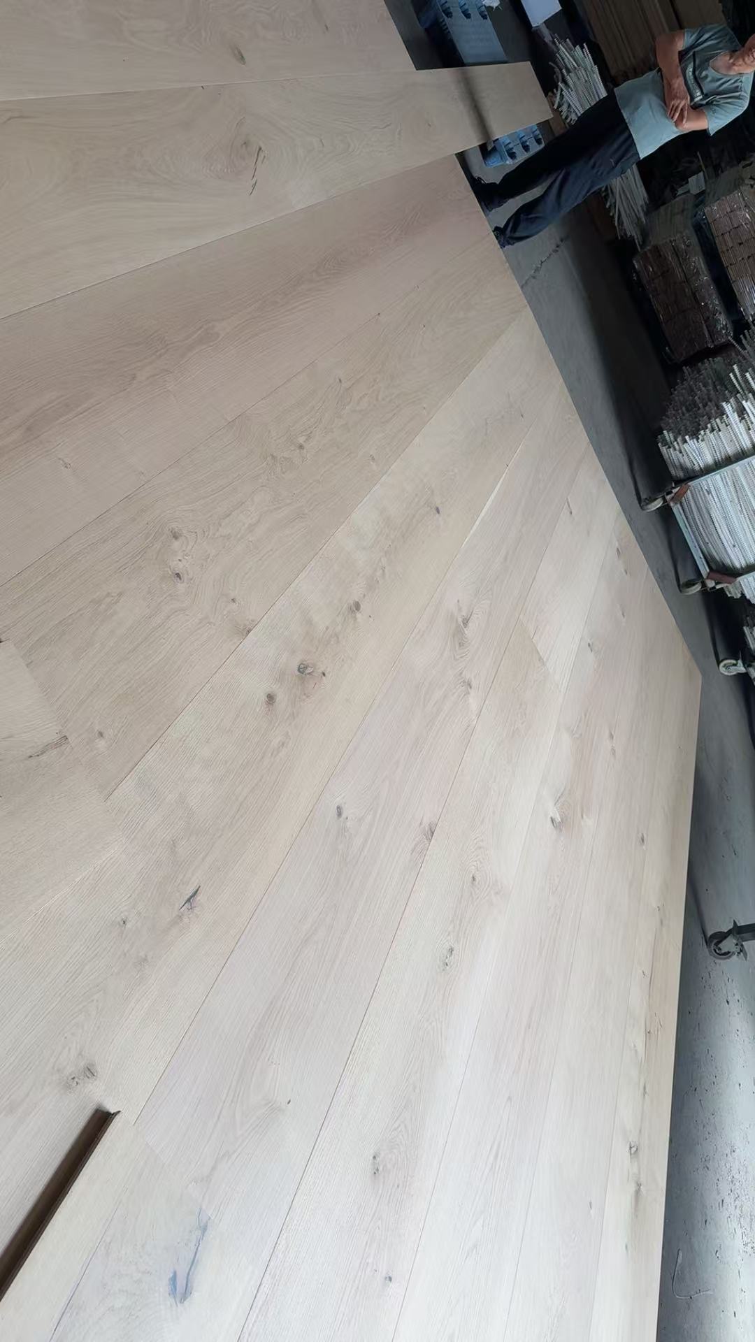light wire brushed oak flooring surface