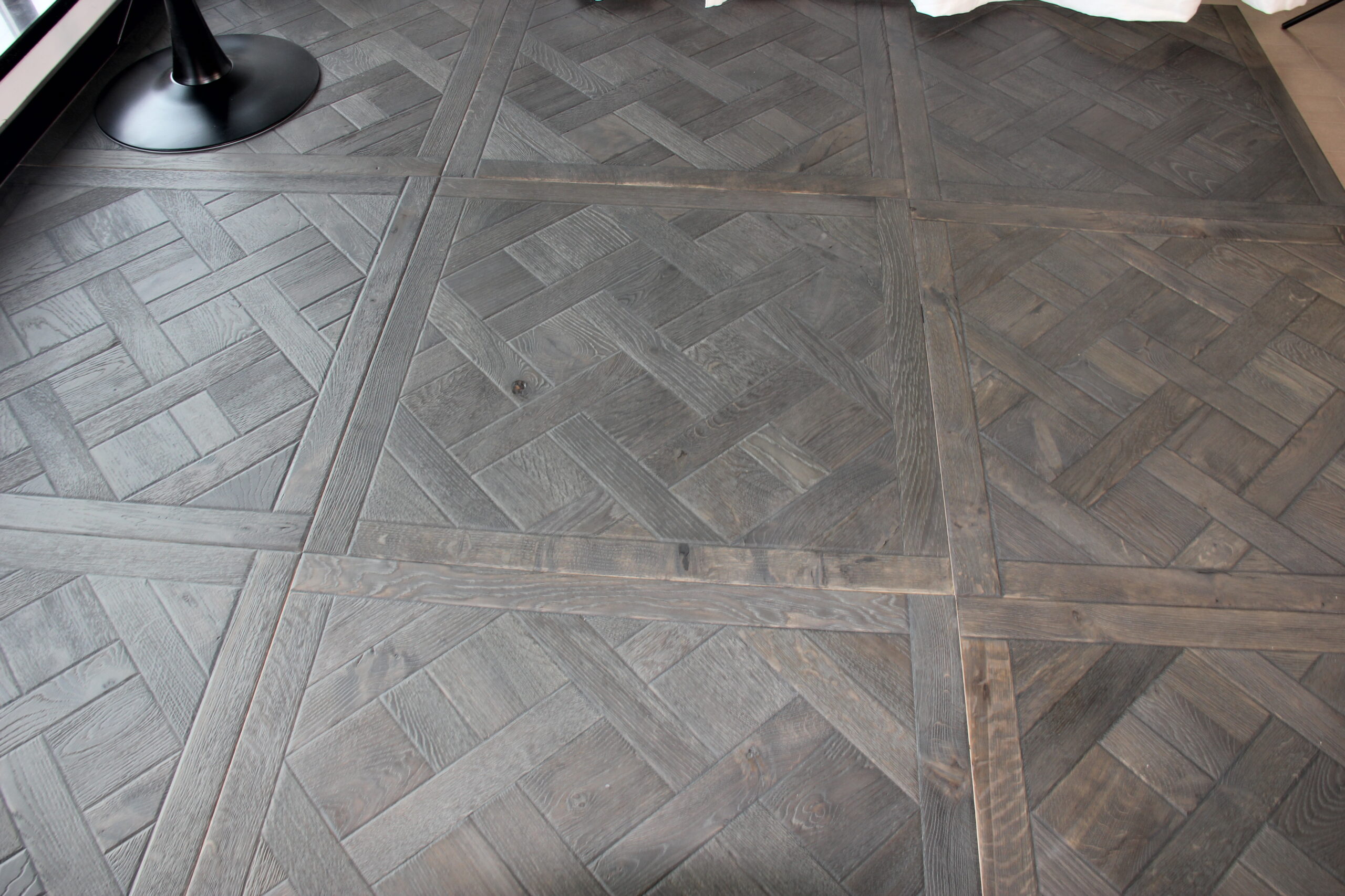 900mm reactive stained oak Versailles flooring pattern